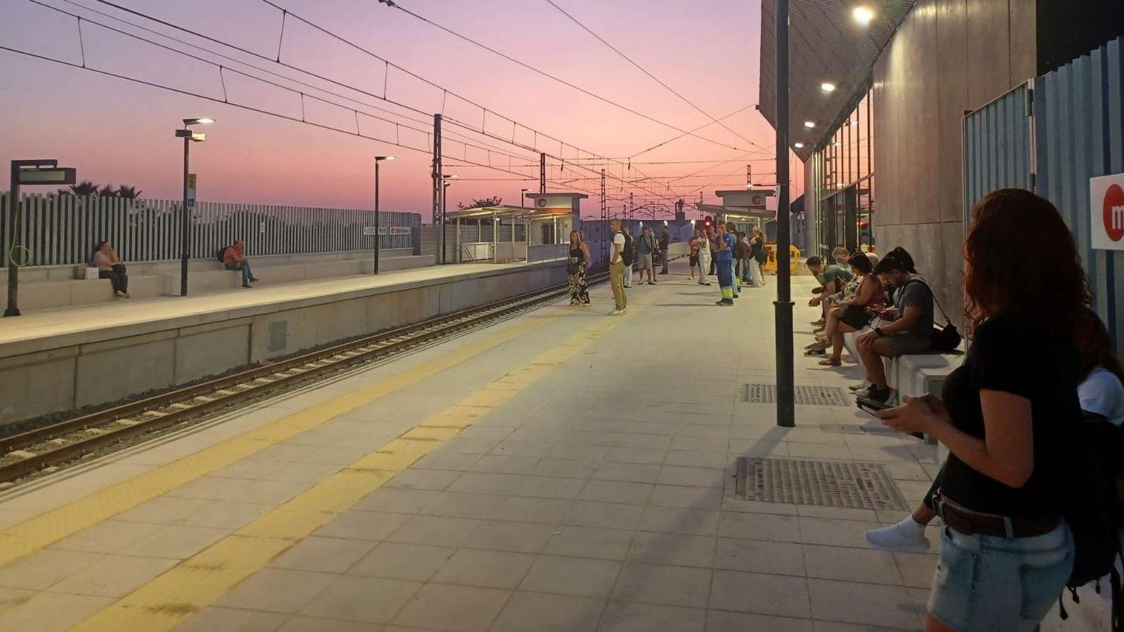 Els usuaris en l'andana de l'estació de Paiporta a primera hora d'este divendres, quan s'ha représ la circulació en el tram de l'Horta Sud i la Ribera on encara no funcionava el metro