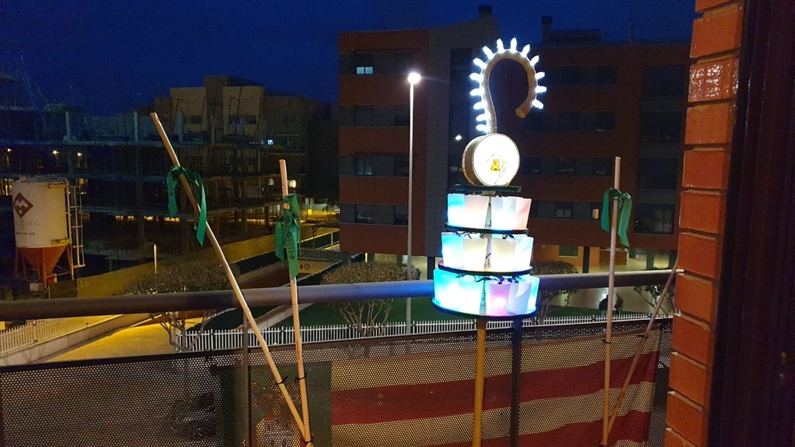 Una mini gaiata encesa a un balcó.
