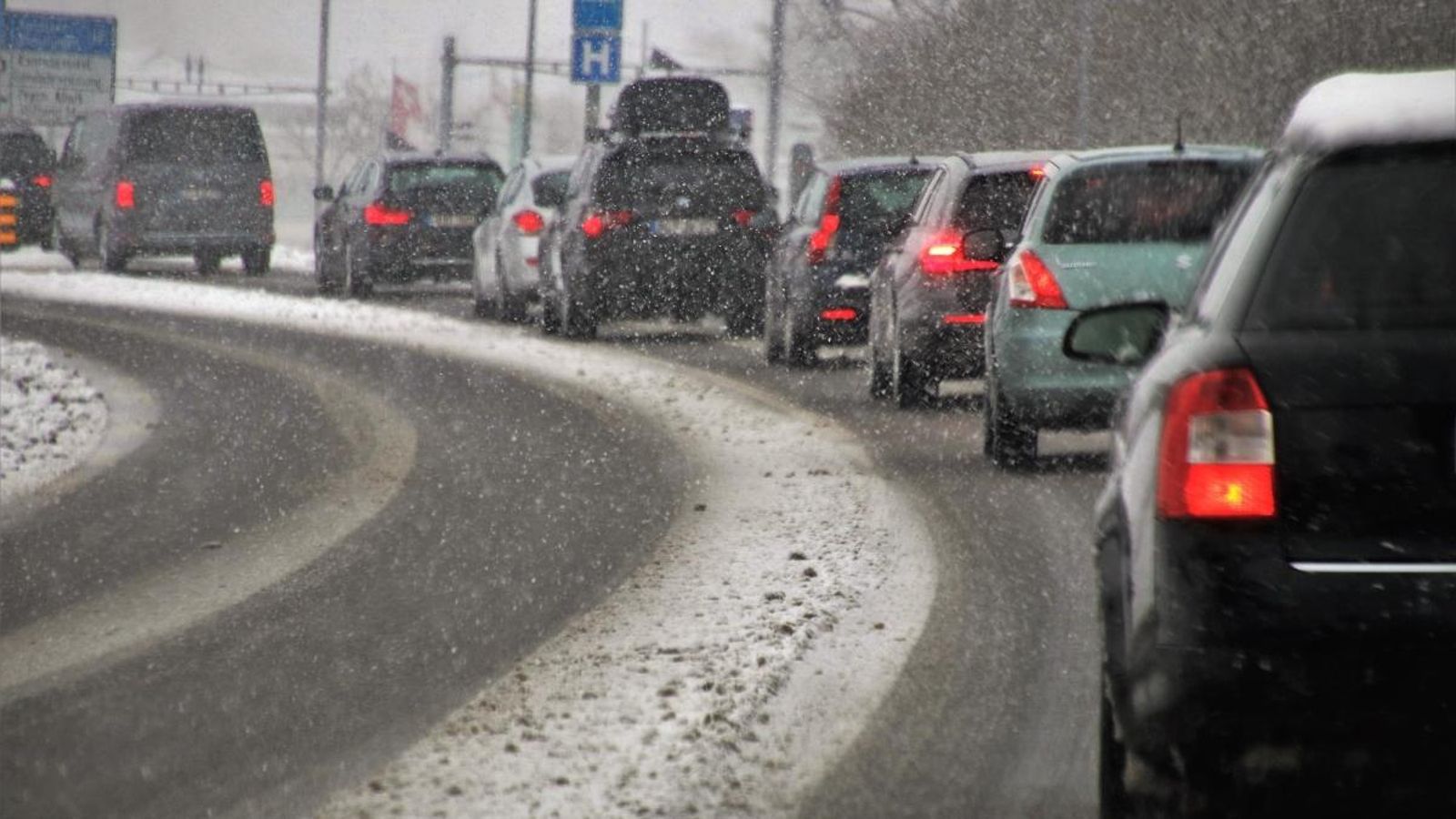 Cotxes a una carretera nord-americana