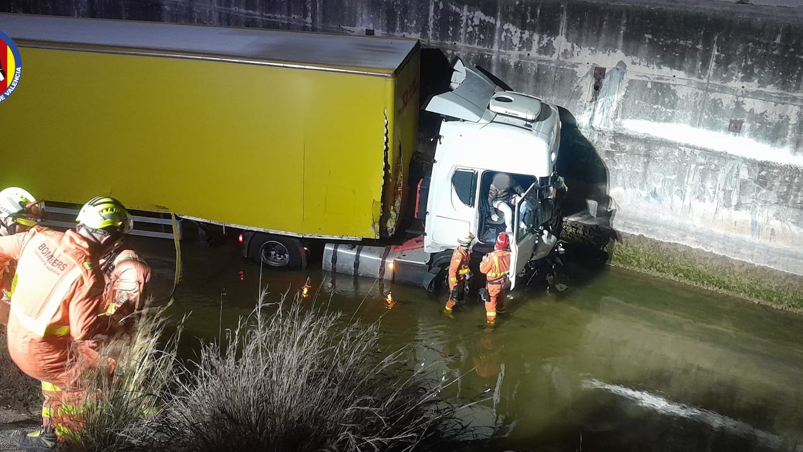 Els bombers d’Alzira i el GERA han intervingut l’accident d’un camió que ha caigut a una séquia a Gavarda