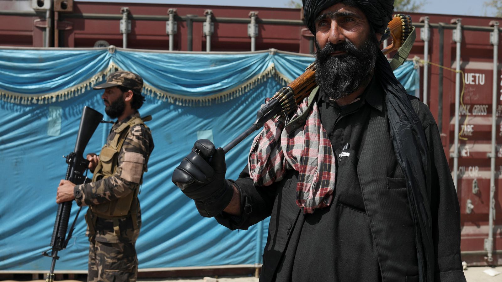 Els combatents talibans vigilen les cues de gent que espera l’ajuda humanitària a Kabul, en una imatge de la setmana passada