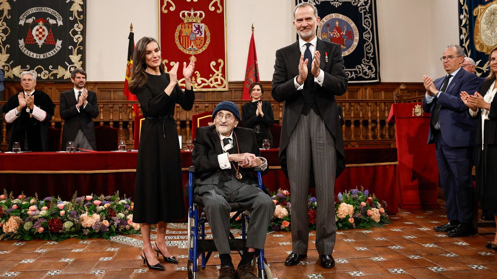 L'escriptor Álvaro Pombo rep l'aplaudiment dels reis en l'acte de lliurament del Cervantes