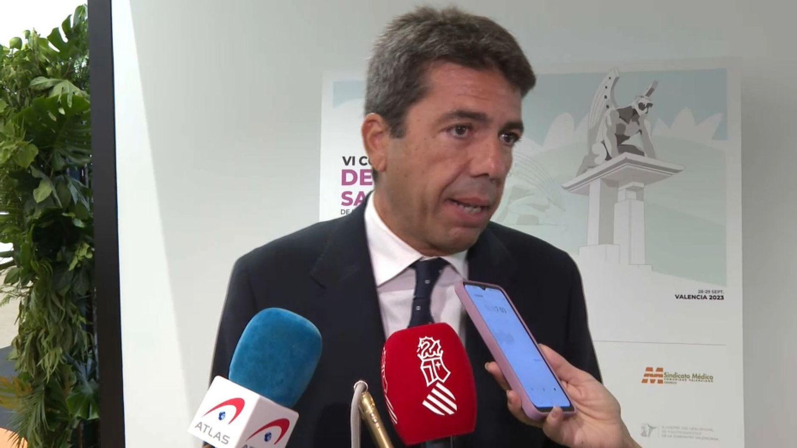 El cap del Consell, Carlos Mazón, atén els mitjans de comunicació a Alfara del Patriarca, on aquest dijous ha inaugurat un congrés de Dret sanitari