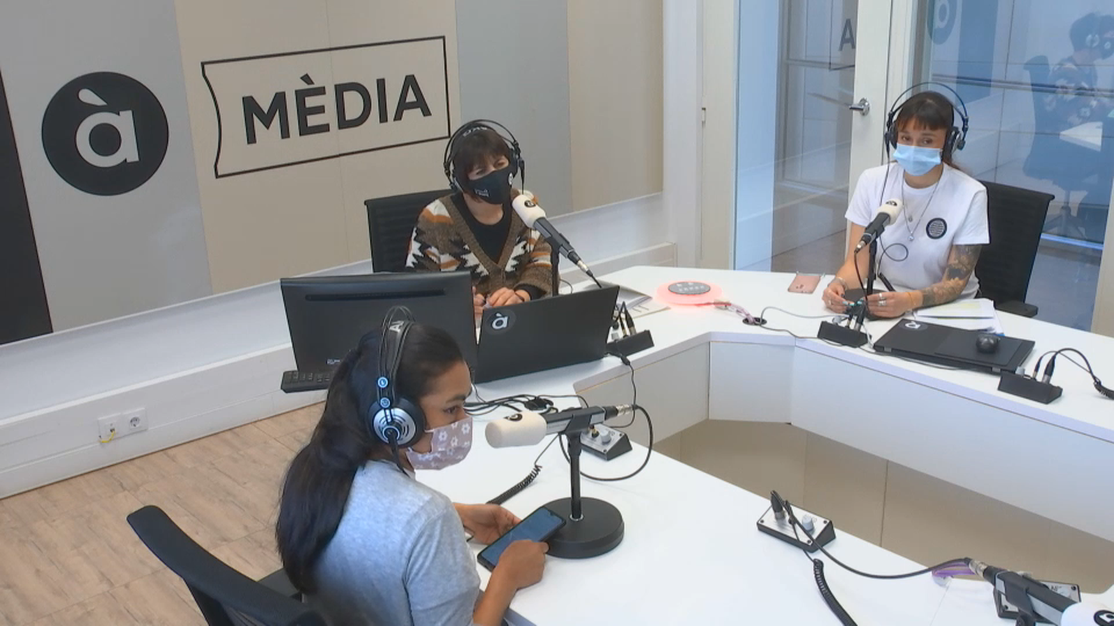 Dolores Jacinto i Silvana Cabrera, de la plataforma 'Regularización ya!', al plató de Les noticies del matí