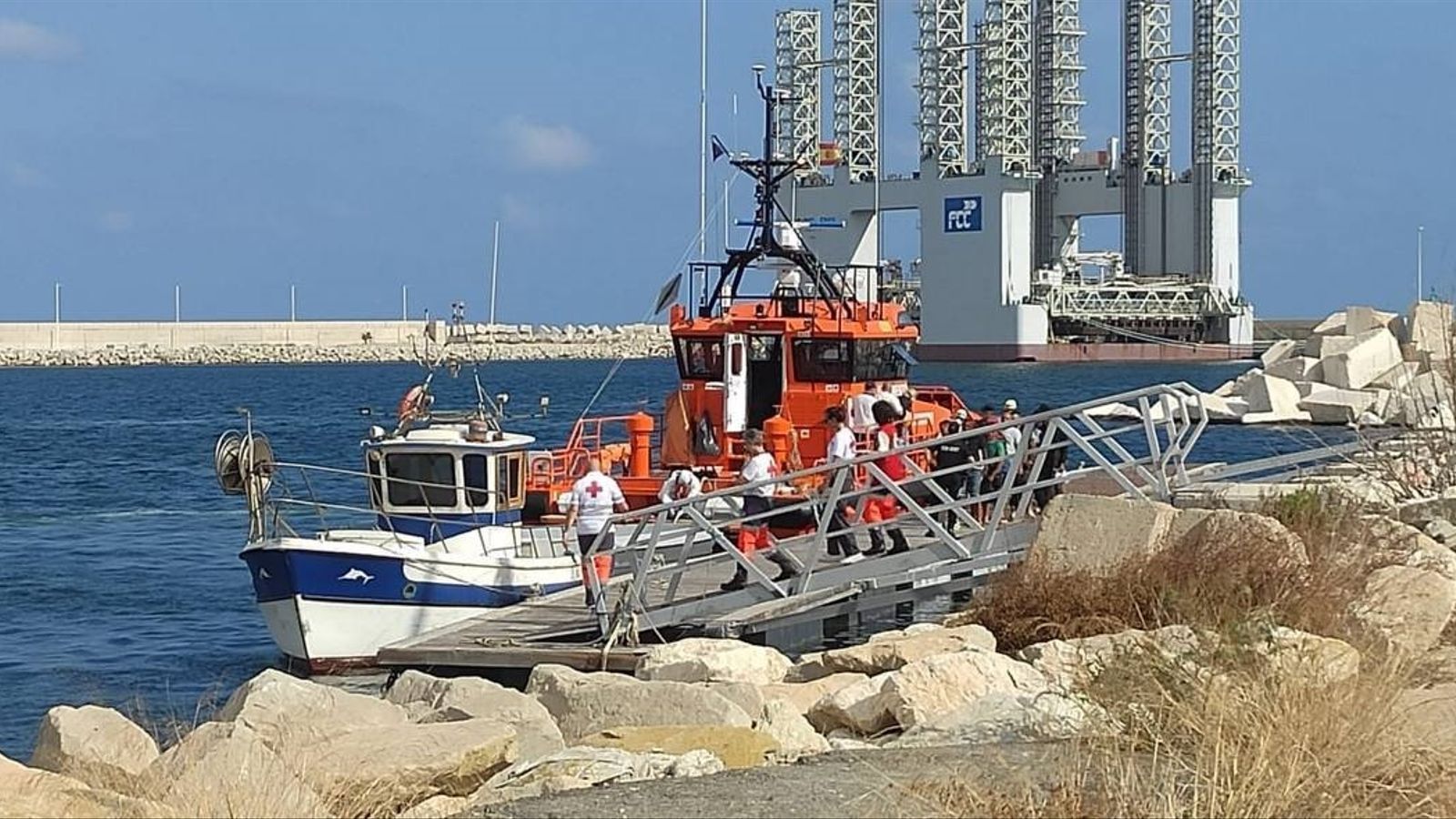 Efectius de Creu Roja en el Port d'Alacant després de l'arribada d'una pastera (arxiu) / Creu Roja