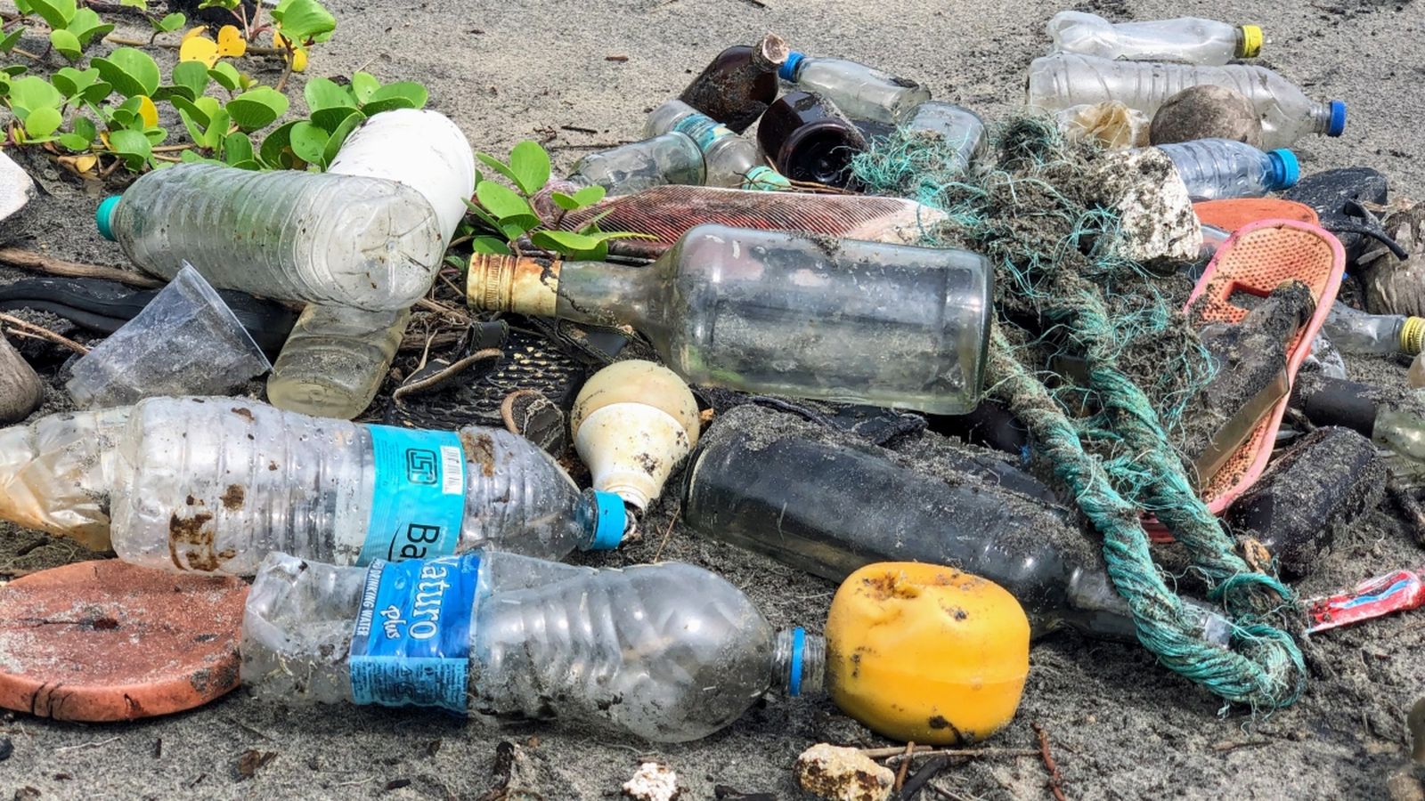 Segons la Comissió Europea, més del 80% del fem trobat en el mar és plàstic
