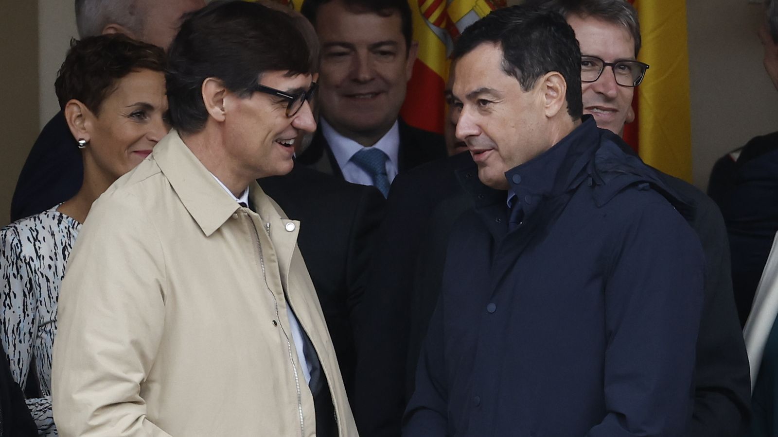 El president de Catalunya, Salvador Illa, parlant amb el president d'Andalusia, Juanma Moreno