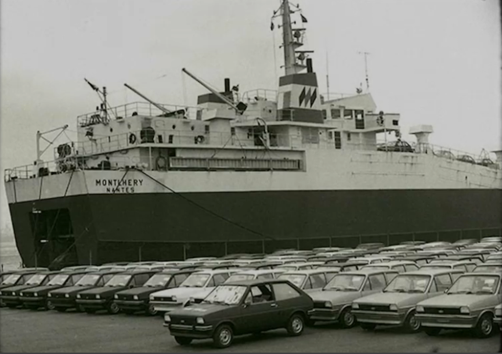 Vehicles a punt de ser embarcats al port de València