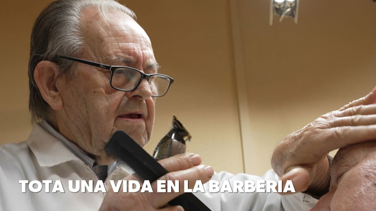 Enrique treballant en la seua perruqueria de Vinalesa, a l'Horta Nord