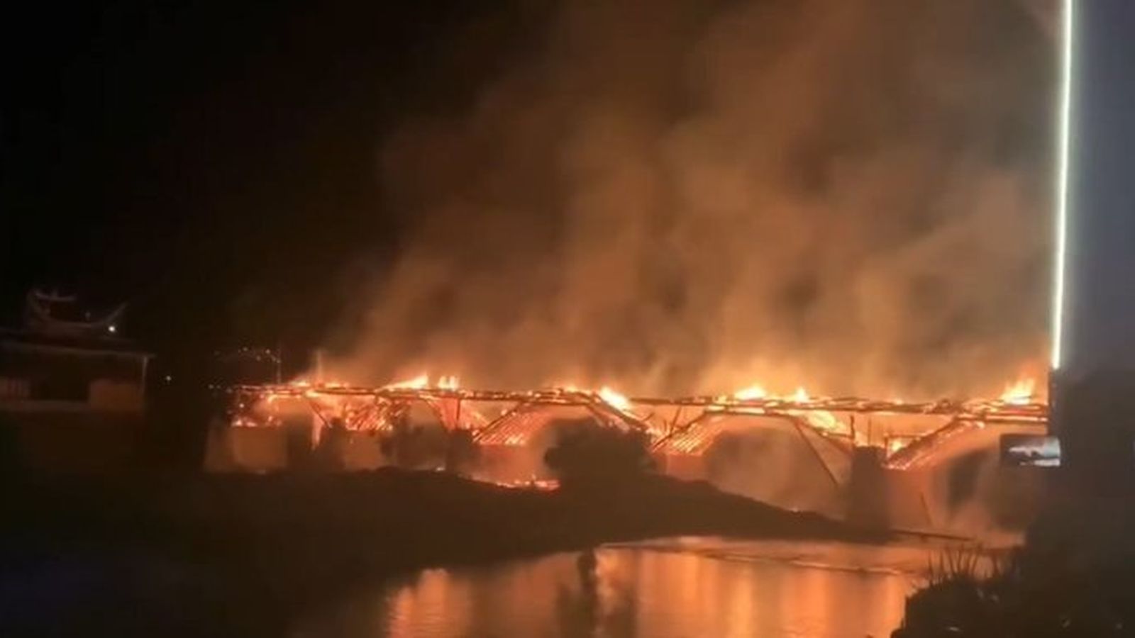 El pont Wan'an, amb 900 anys d'antiguitat, incendiat