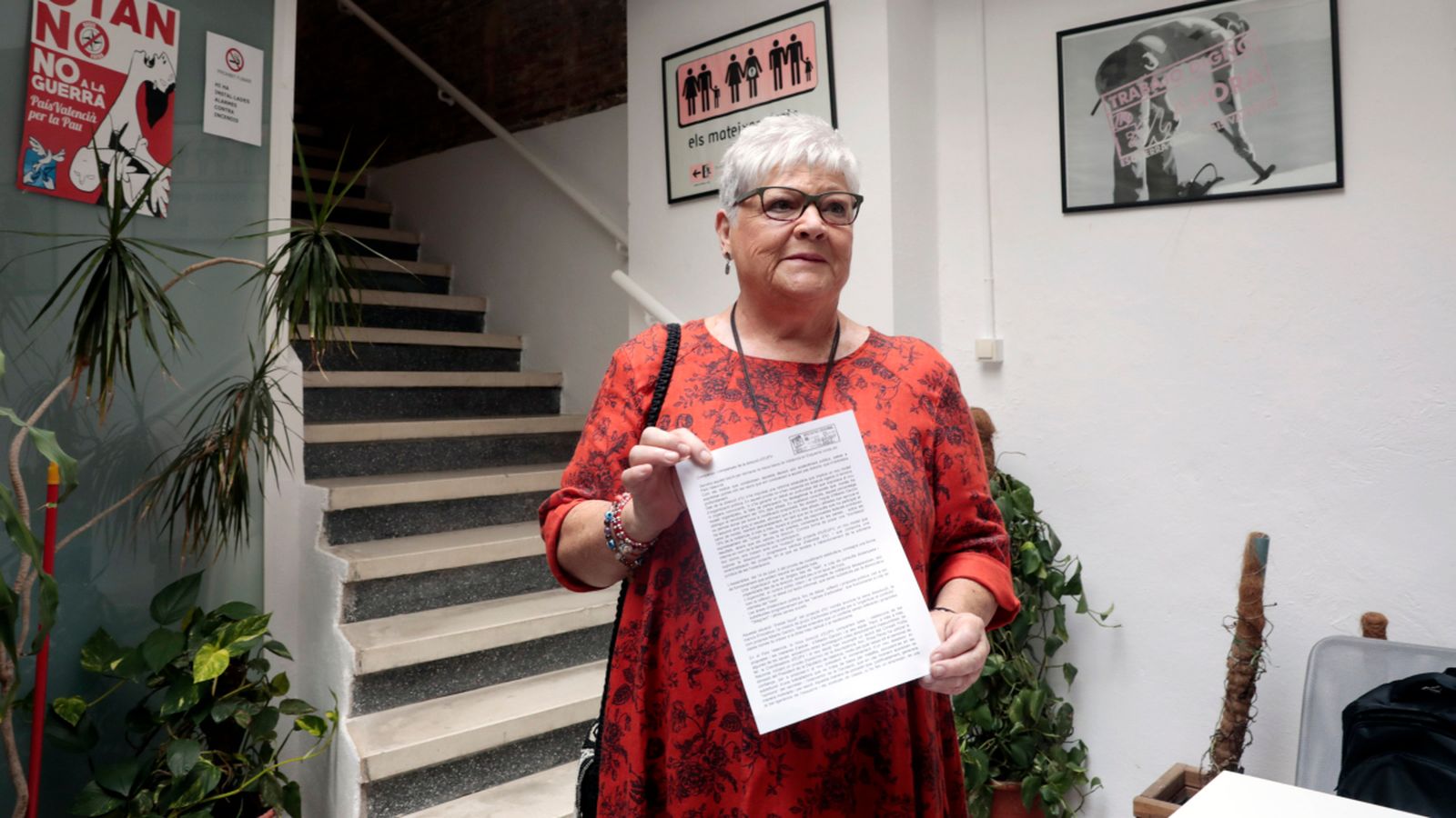 L'ex coordinadora general d'Esquerra Unida del País Valencià (EUPV) Glòria Marcos mostra la petició de baixa del partit