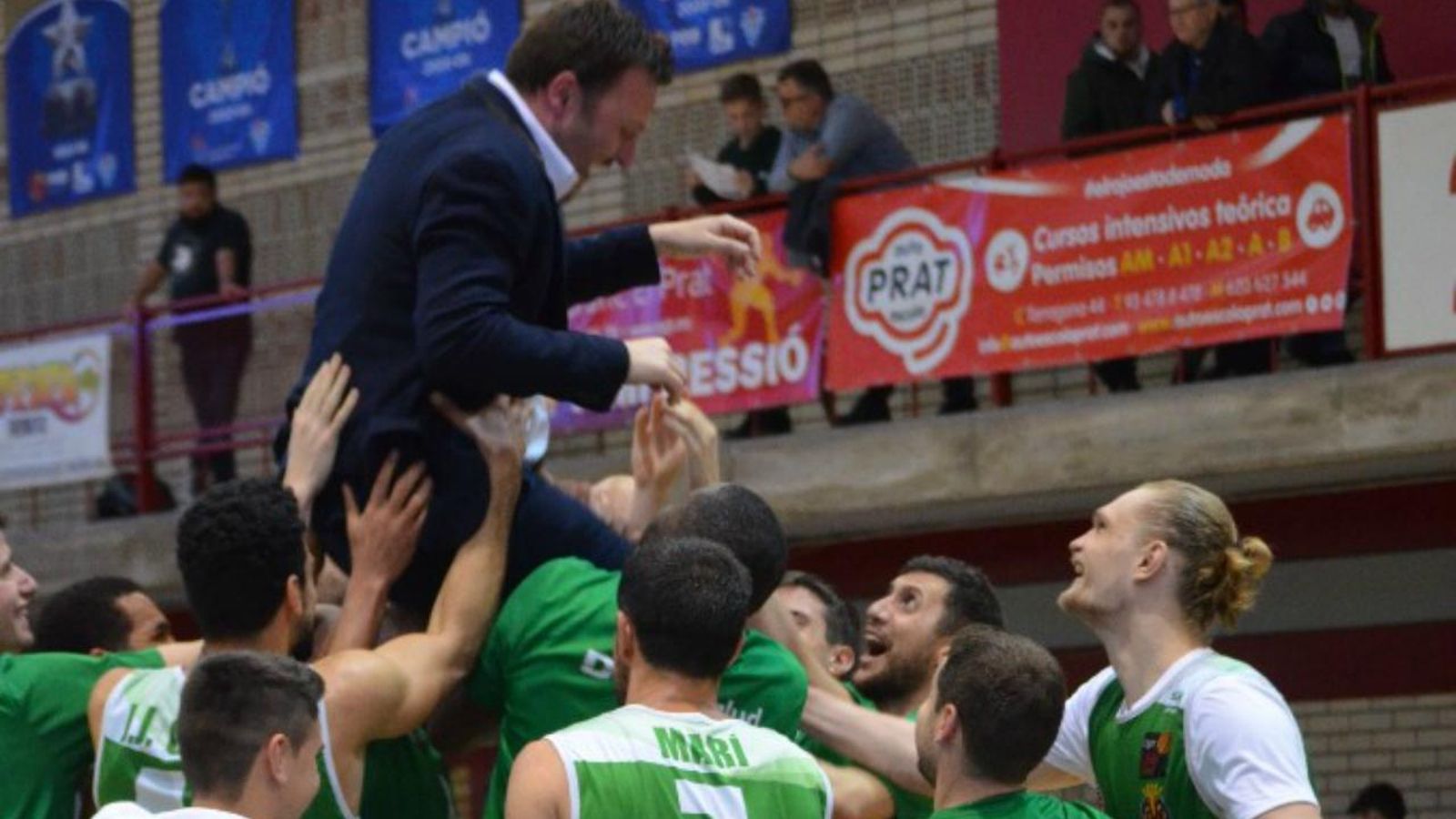 Els jugadors celebren la victòria amb Toni Ten