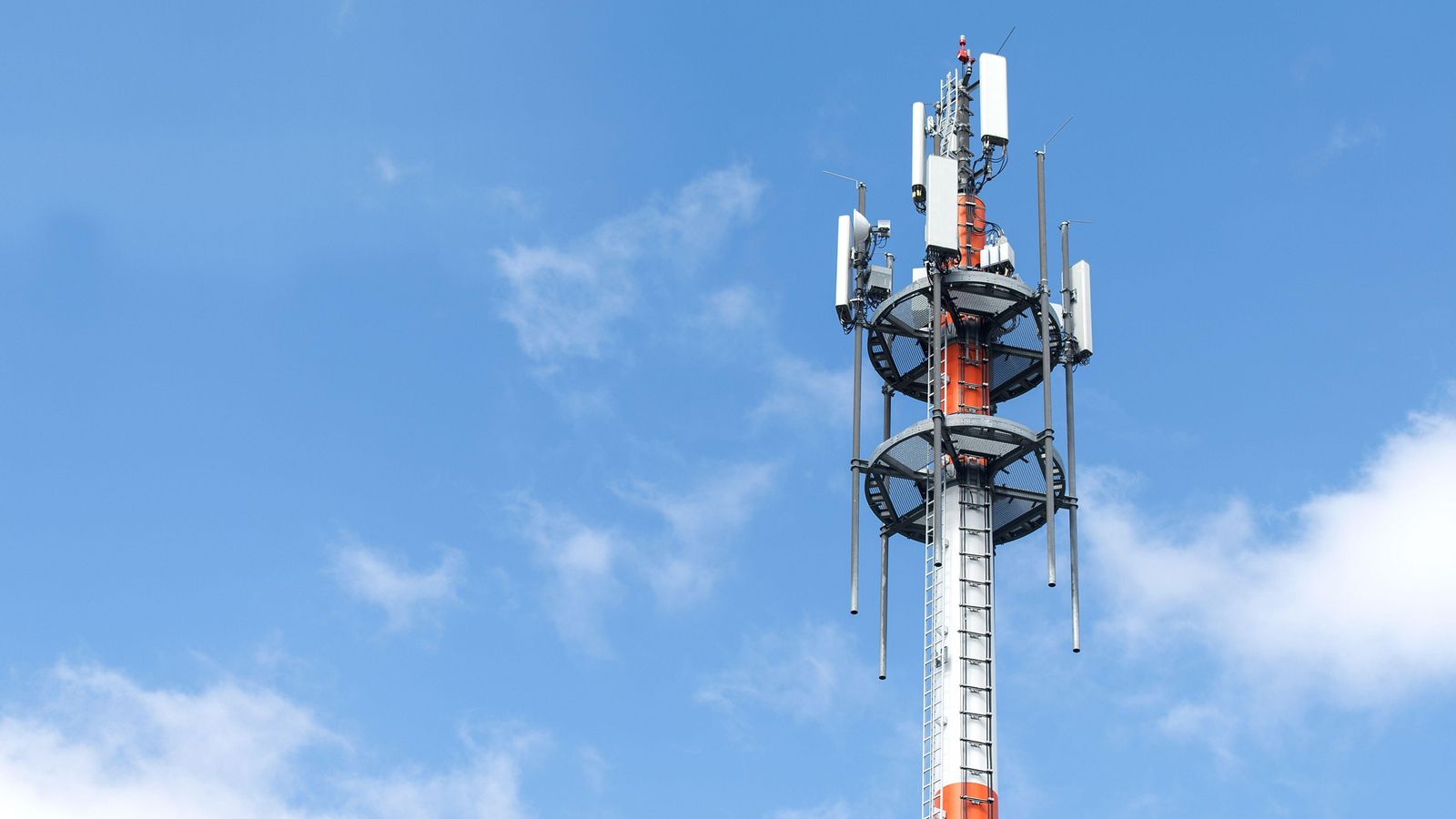 Imatge d'arxiu d'una antena de connexió amb xarxa 5G