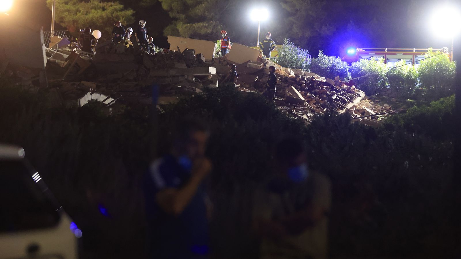 Els cossos de seguretat treballen sobre les runes de l'edifici buscant les persones desaparegudes