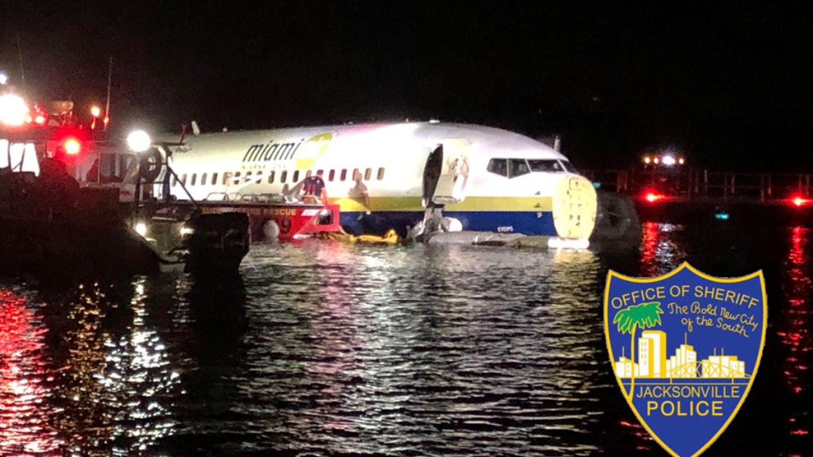 Imatge de l'avió al riu