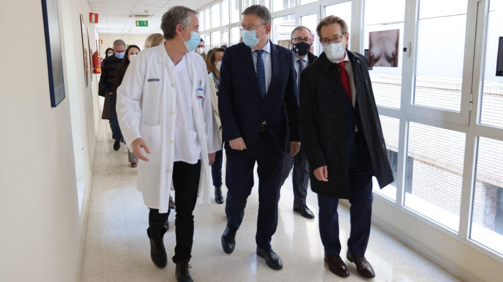 El president de la Generalitat i el conseller de Sanitat avancen per un corredor de l'hospital General de Castelló, del qual han presentat el projecte d'ampliació aquest dilluns