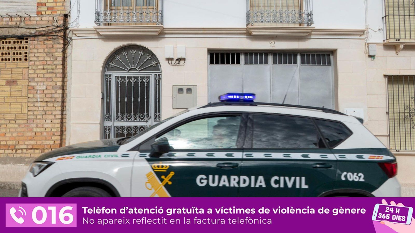 Un cotxe de la Guàrdia Civil circula prop del lloc dels fets