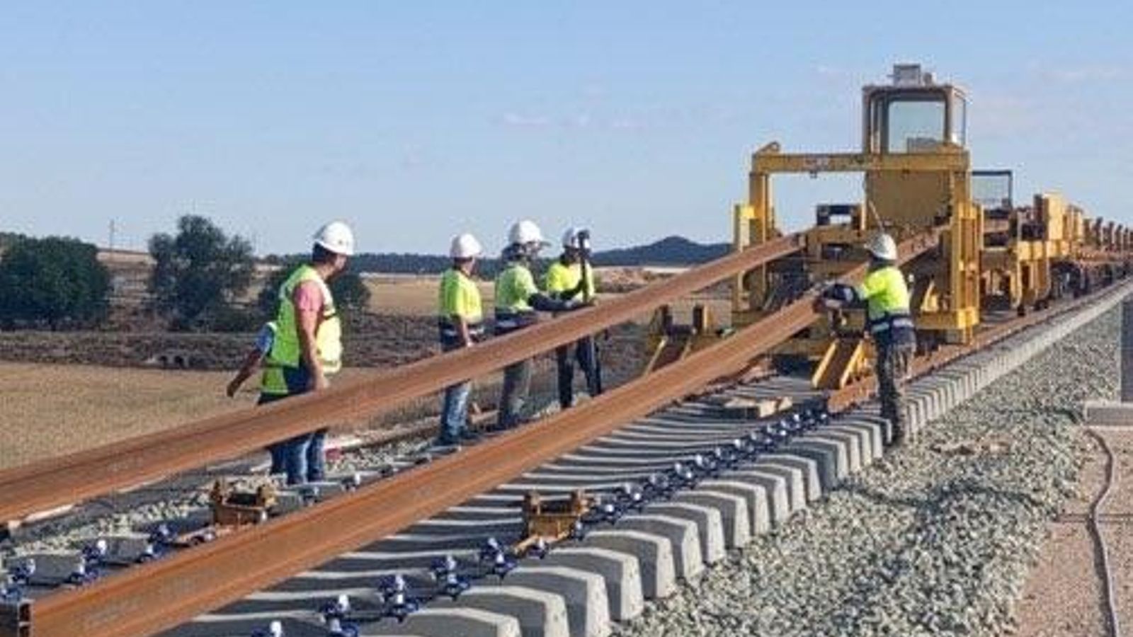 Operaris treballen en el tram ferroviari de La Encina