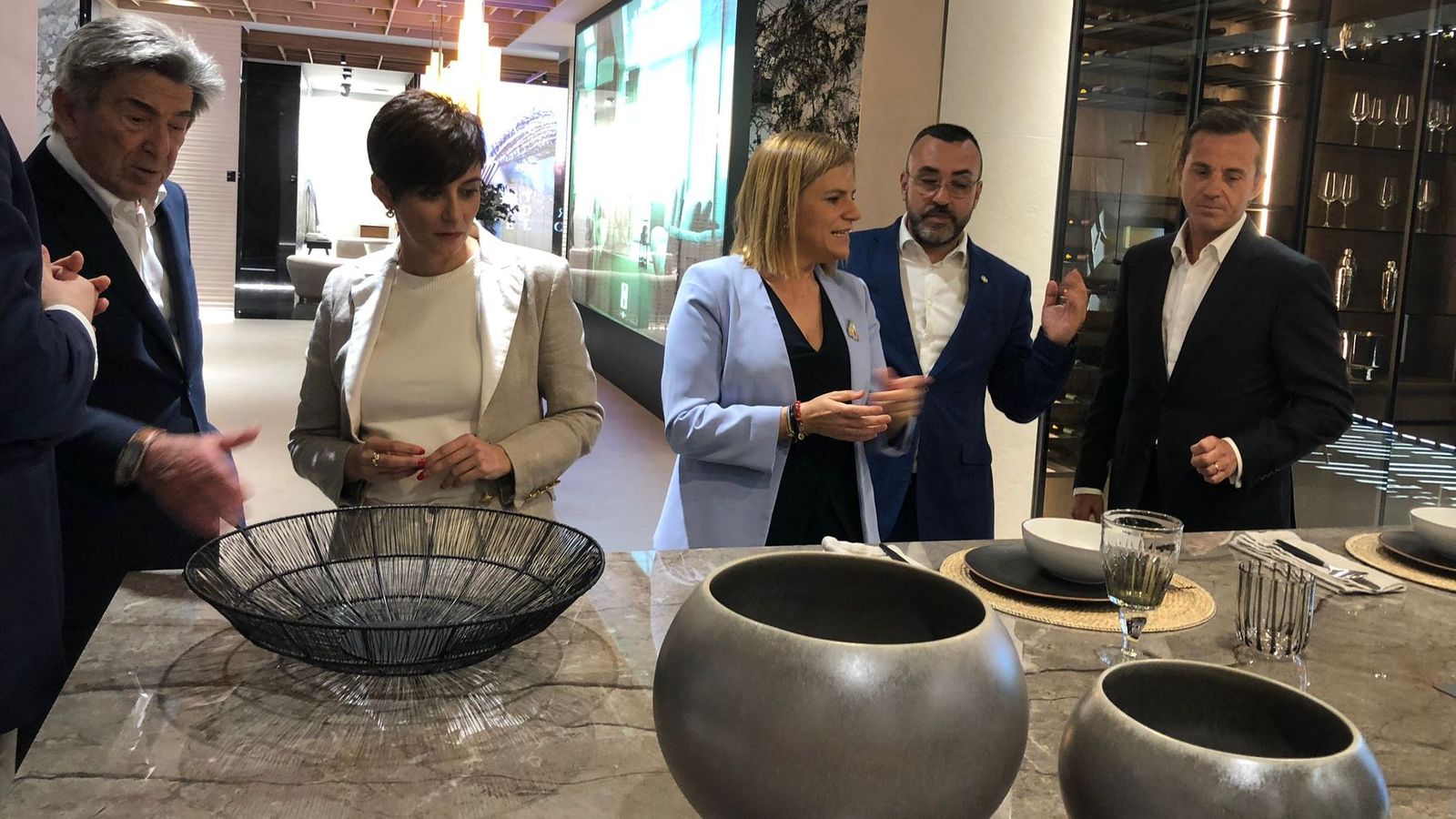 La ministra Rodríguez, la segona per l'esquerra, observa alguns dels productes de Porcelanosa exposats en la seu de l'empresa a Vila-real