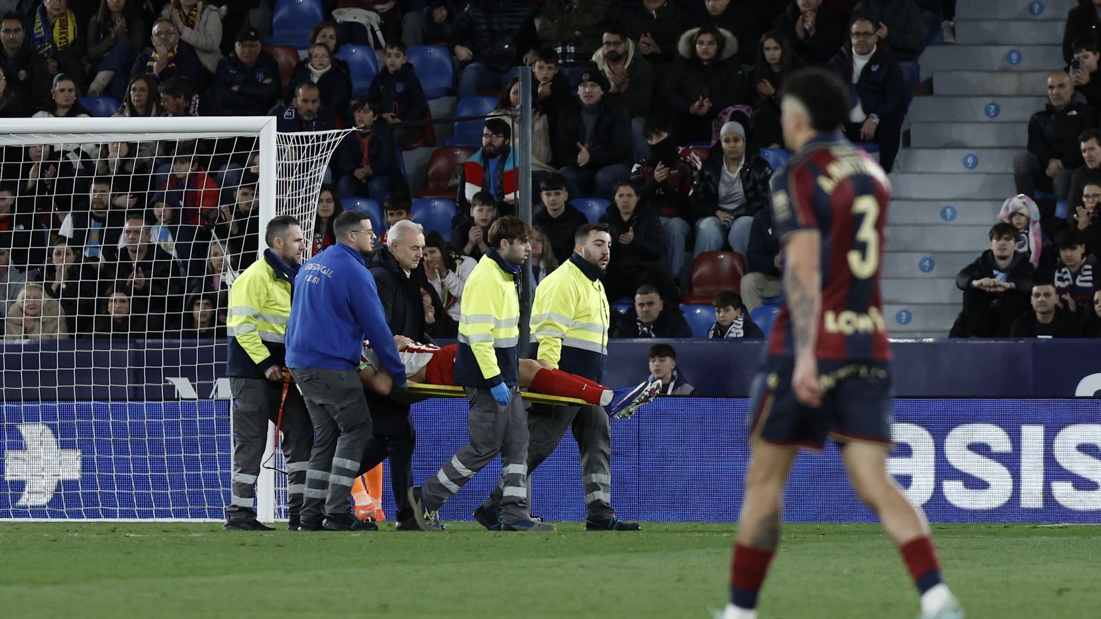 Sorloth, jugador de l'Atlètic de Madrid, ha sigut traslladat a l'hospital amb una ferida després d'un colp / LaLiga