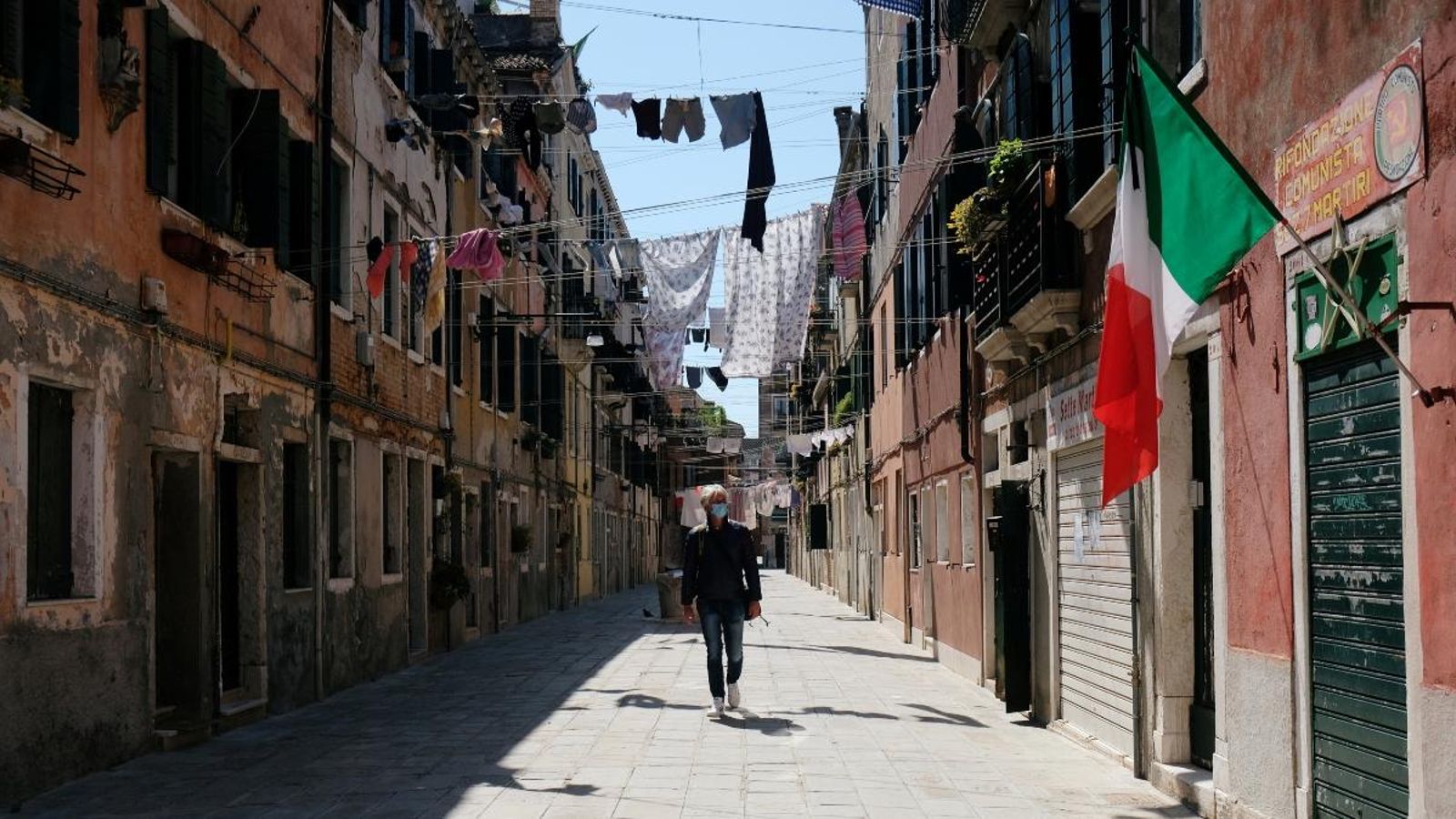 Un home amb mascareta camina per un carrer de Venècia, a Itàlia