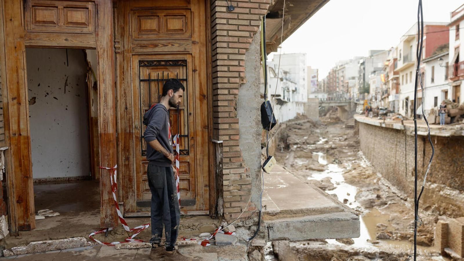 Xiva el 31/10/2024. Un home observa com ha quedat sa casa  