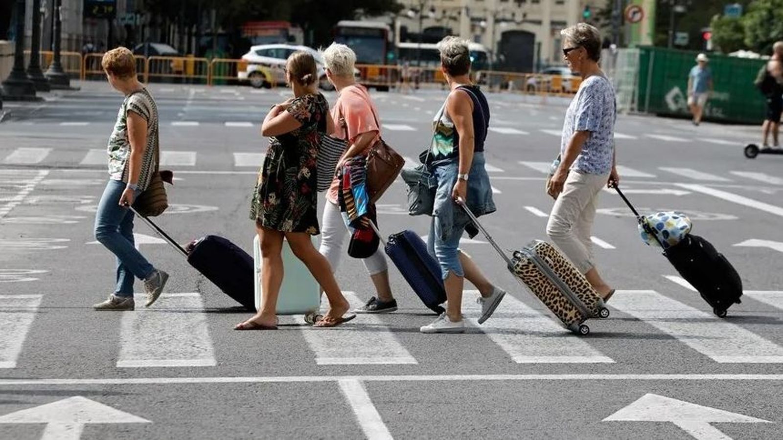 Diverses turistes amb les seus maletes a València