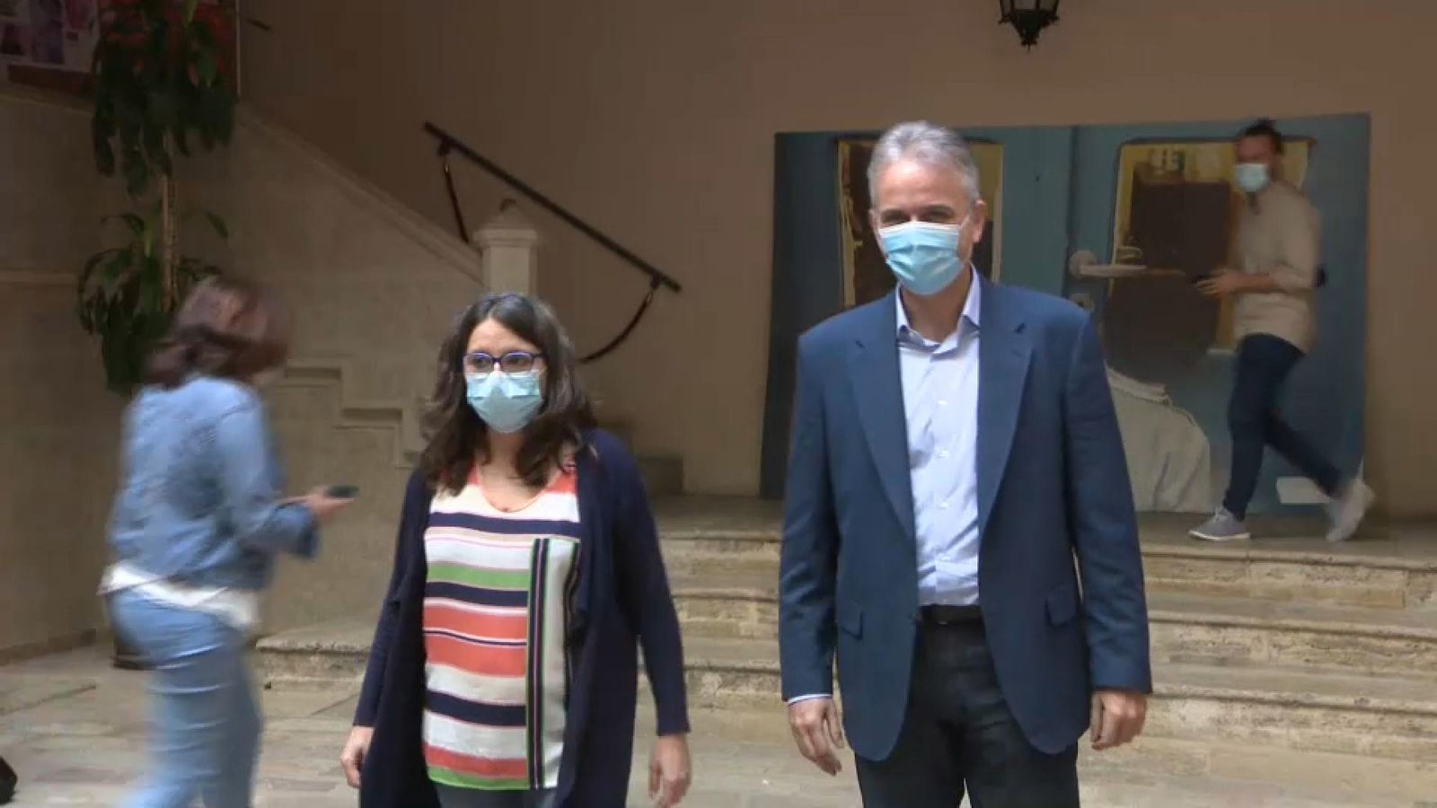 Els vicepresidents i consellers d'Igualtat i Habitatge respectivament, Mónica Oltra i Héctor Illueca, posen a l'eixida de la reunió
