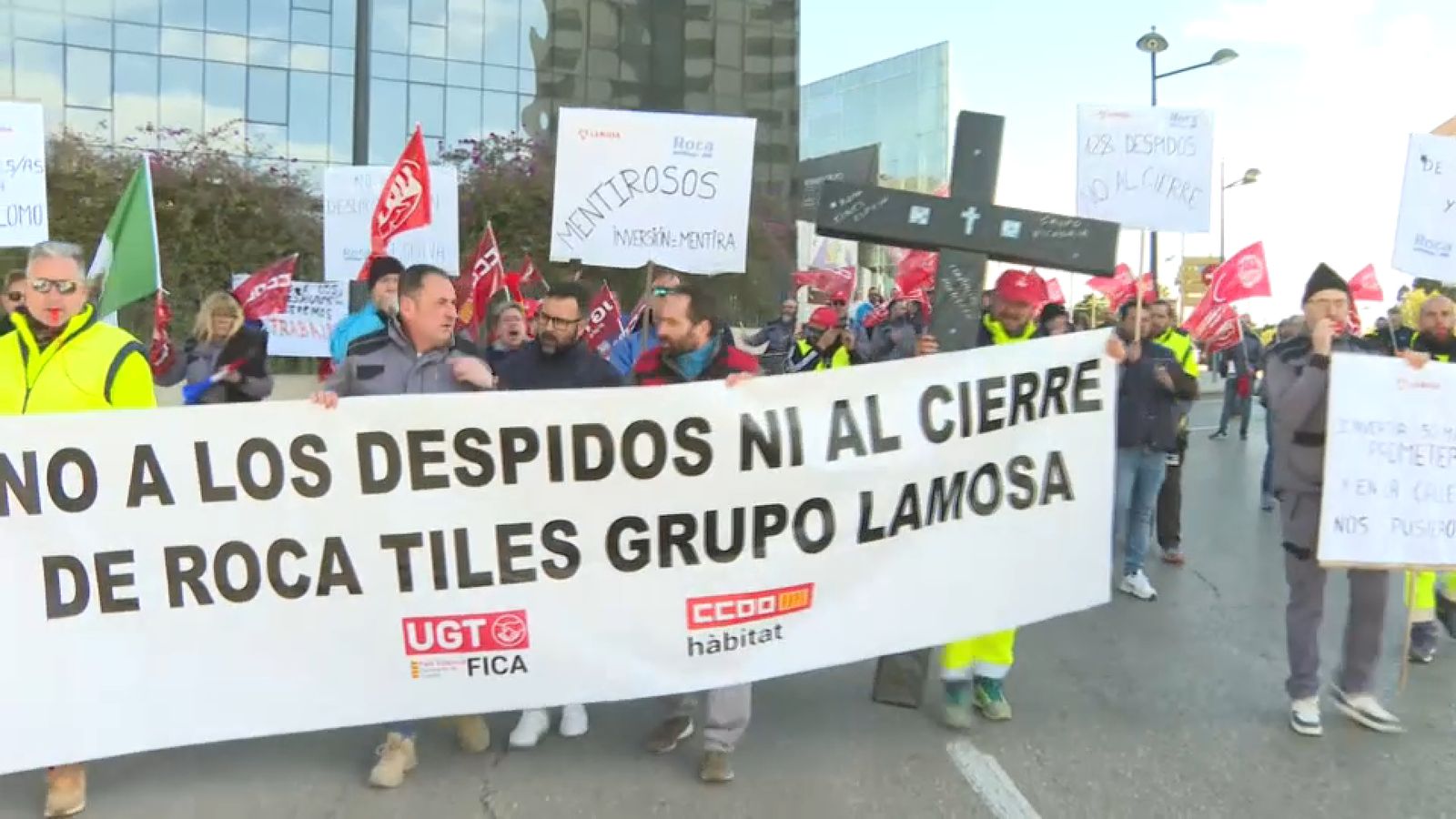 Protesta dels treballadors de l'empresa Roca Tiles, de la Vall d'Uixó, a les portes de Cevisama