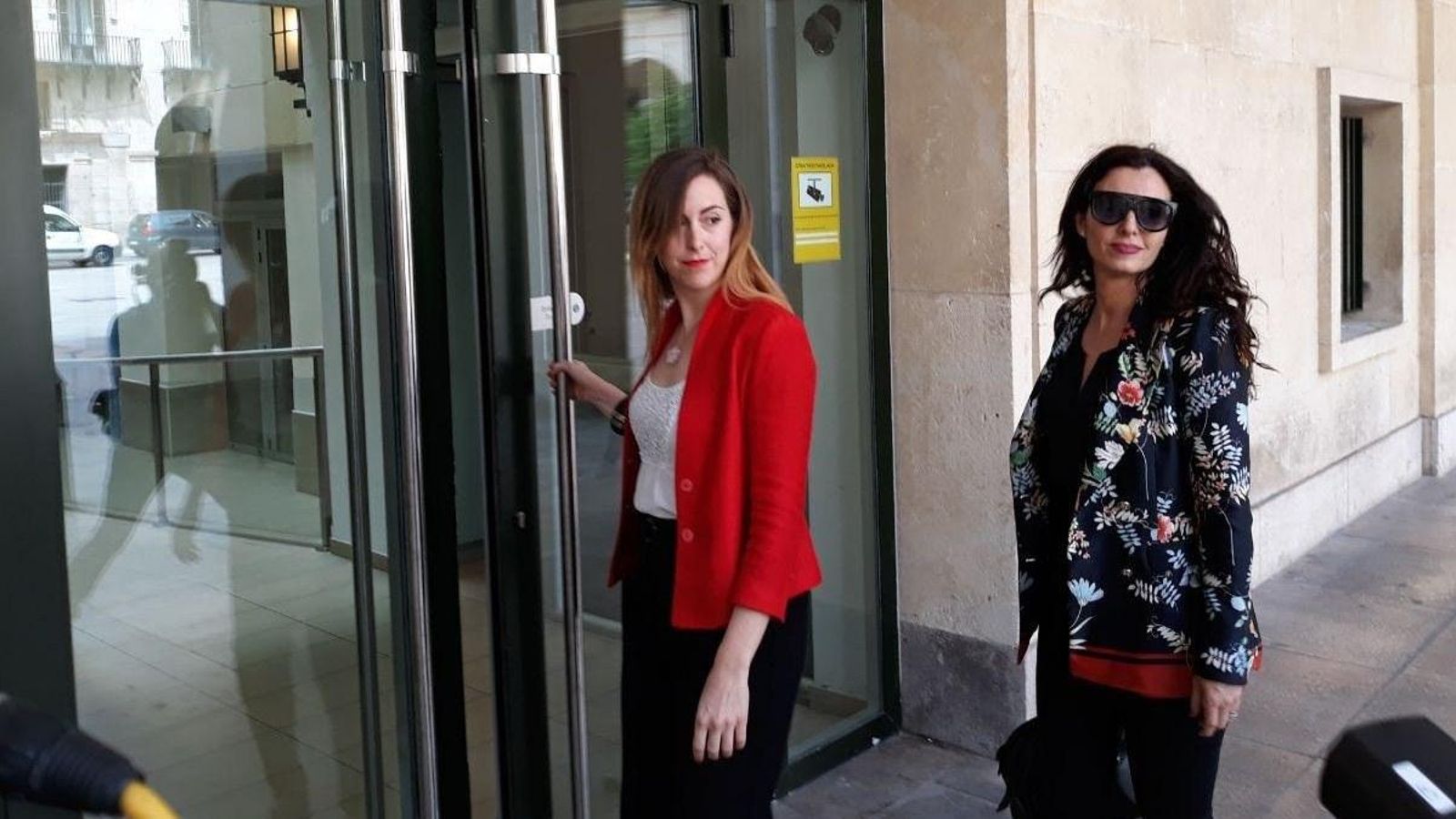 A l'esquerra, l'exmilitant de Guanyar Alacant al consistori alacantí, Nerea Belmonte