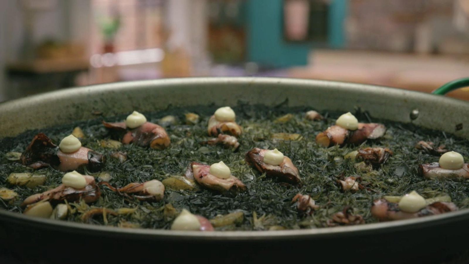 Fideuà negra amb calamarets