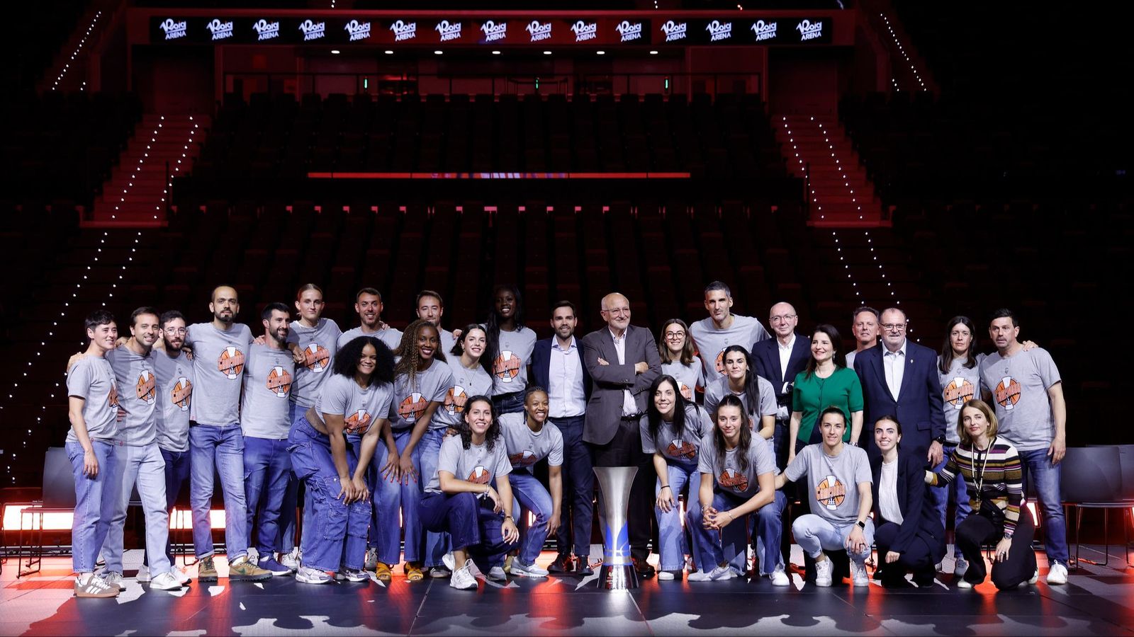La plantilla del València Basket al complet, amb el trofeu de campiones