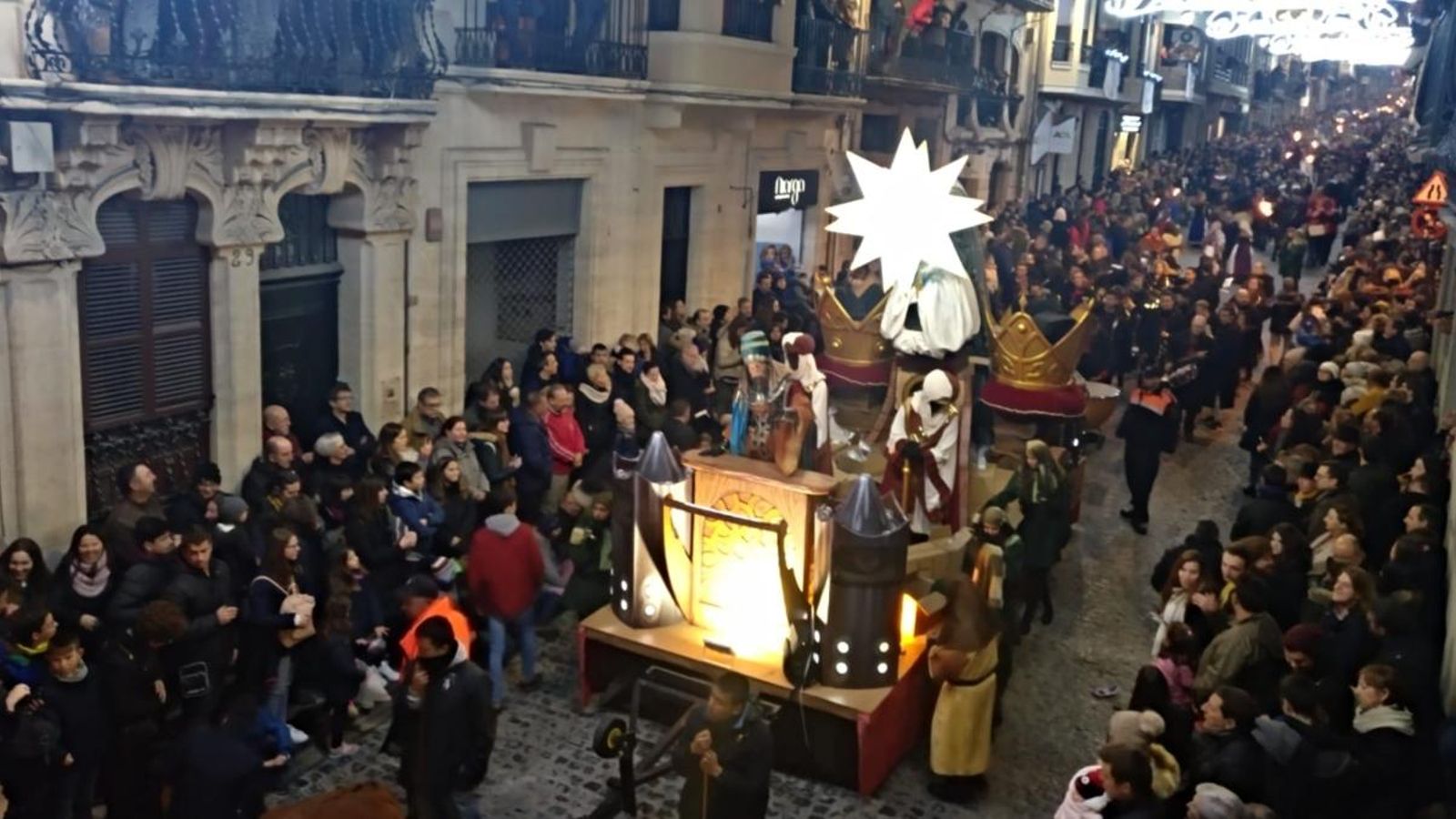 L'ambaixador dels Reis Mags d'Orient desfila pels carrers d'Alcoi