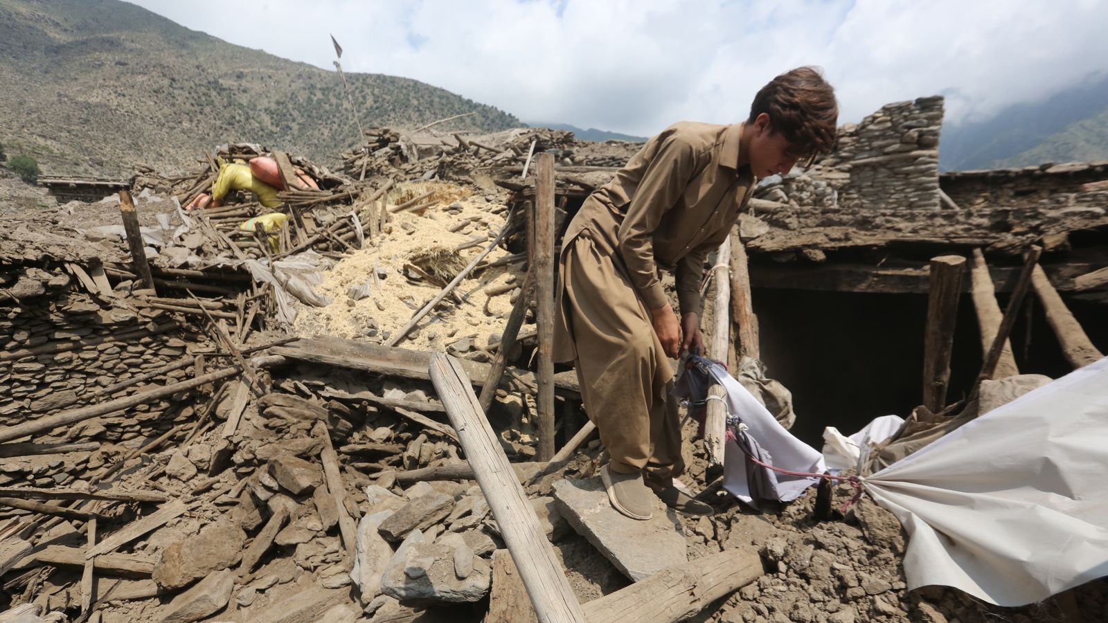 Un jove rescata les seues pertinences d’entre la runa després d’un terratrémol a la província de Nangarhar (Afganistan)