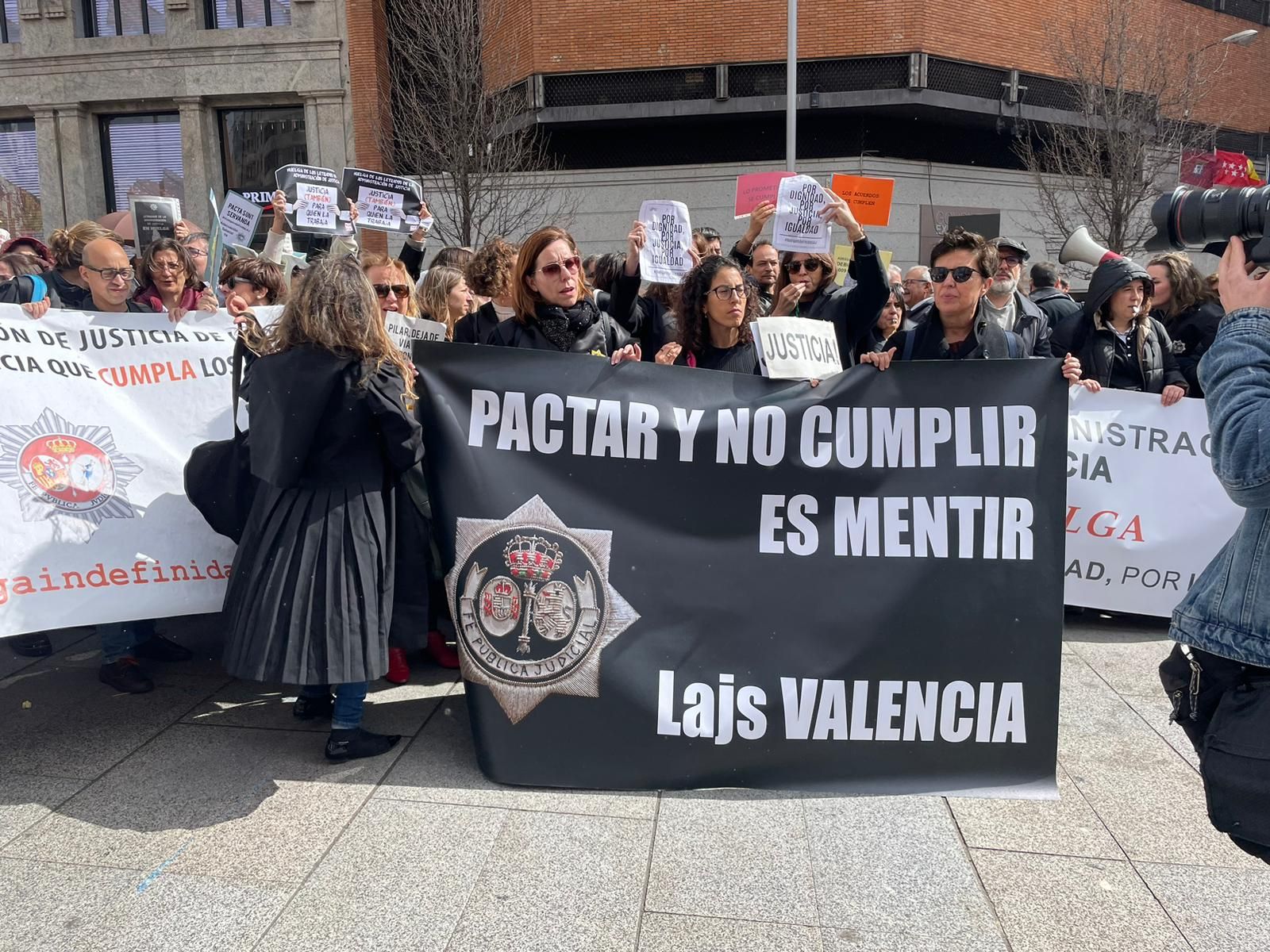 Secretaris judicials de València en la seua protesta a les portes del Ministeri de Justícia
