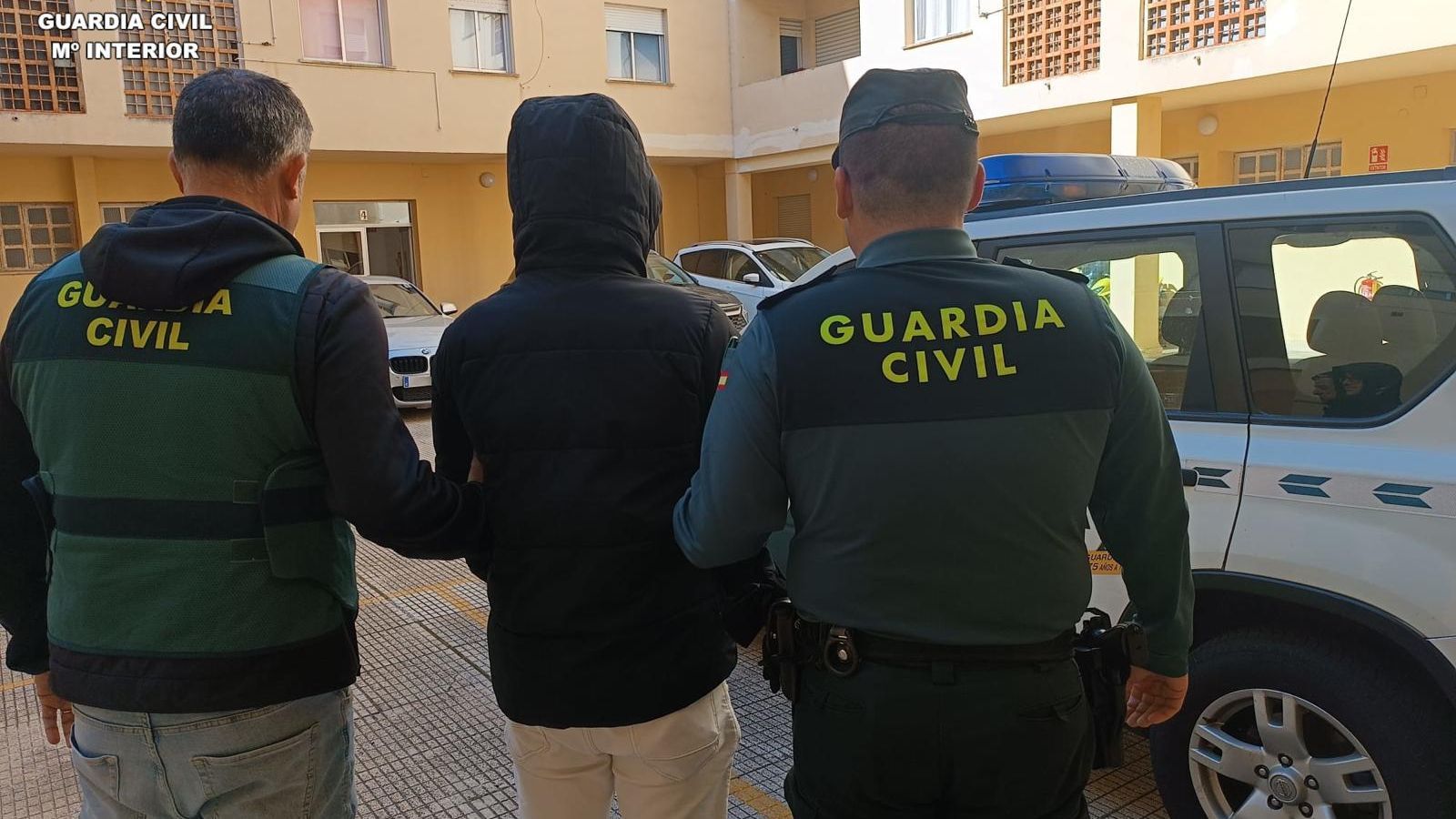 Agents de la Guàrdia Civil detenen un dels sospitosos