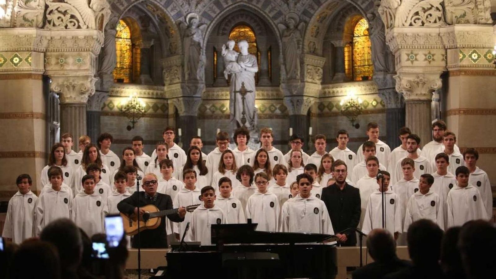 L'escolania del Misteri d'Elx durant el concert a Lió