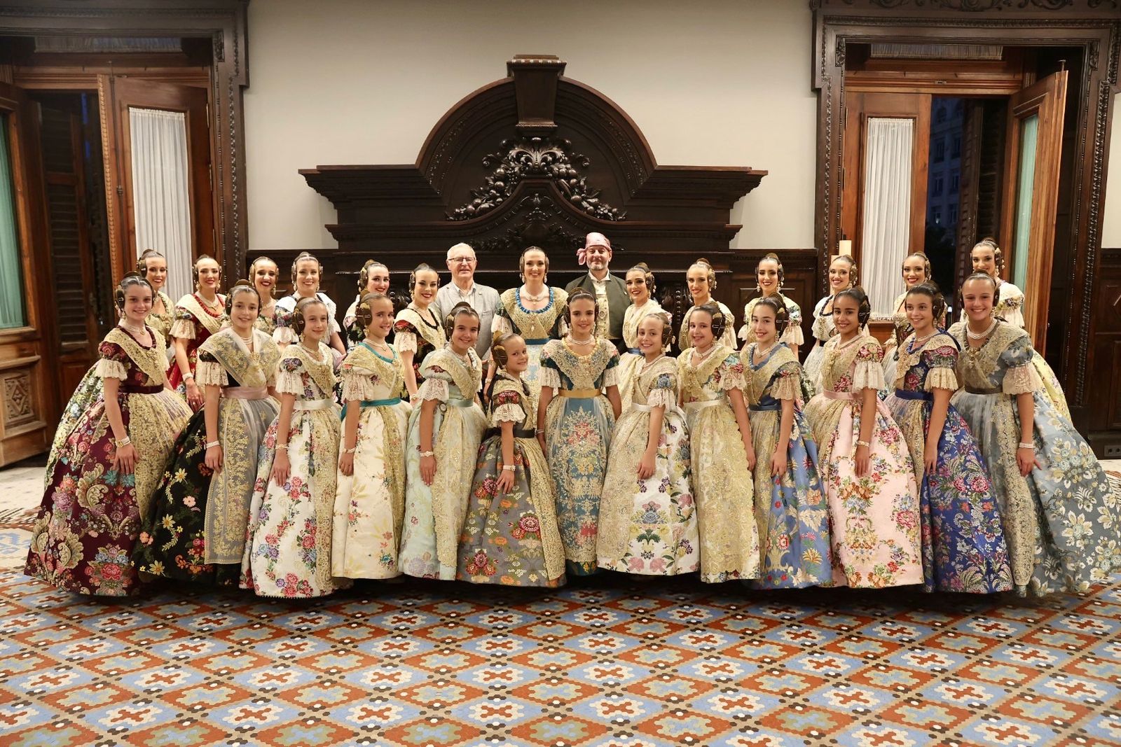 Les falleres majors de València i les seues corts d'honor