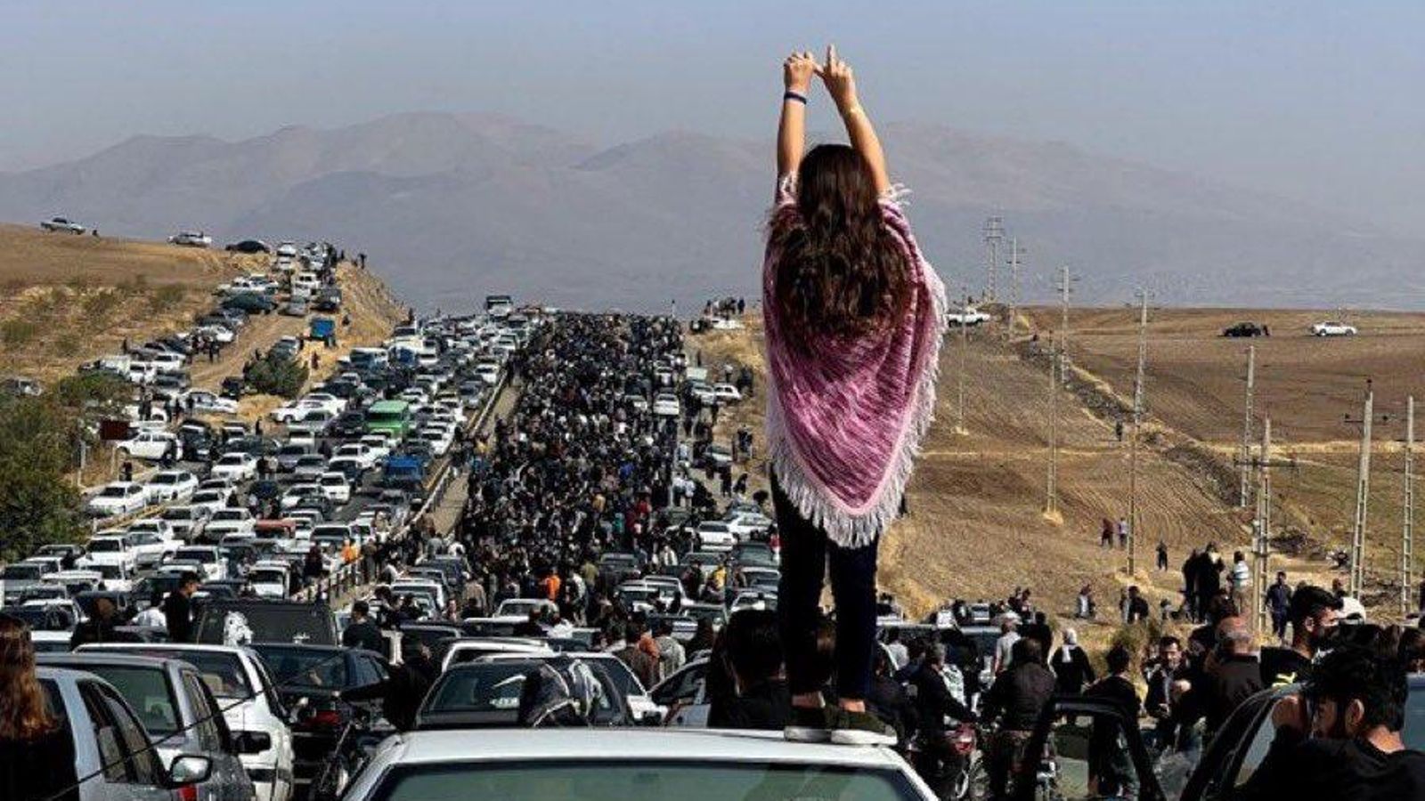 Una multitud es dirigeix aquest dimecres cap al cementiri on està soterrada Masha Amini