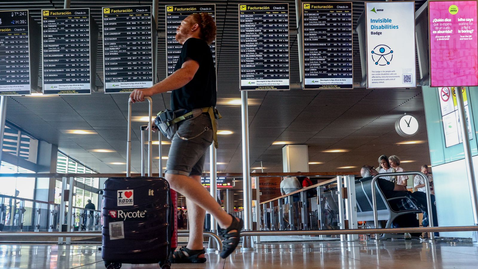 Un home amb una maleta de mà a l'aeroport