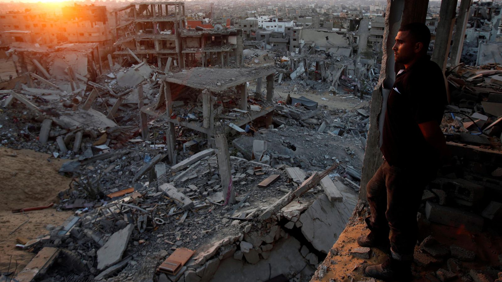Un ciutadà palestí mira l'estat de destrucció en què ha quedat Gaza després d'una nit de bombardejos