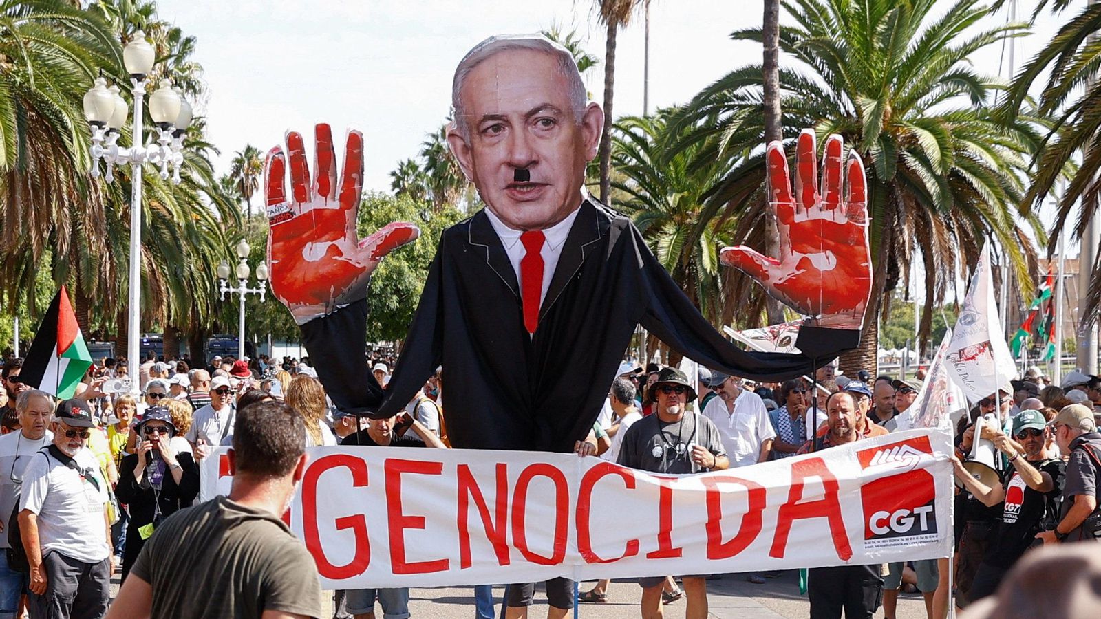 Cartell amb la imatge de Benjamin Netanyahu creat per la delegació valenciana que va acomiadar la flotilla al port de Barcelona