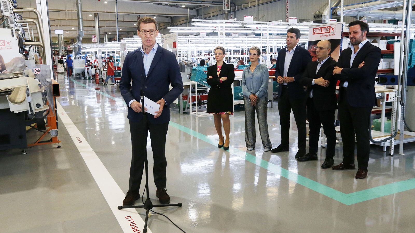 El president del PP, Alberto Núñez Feijóo, intervé durant la seua visita al centre de producció de Pikolinos