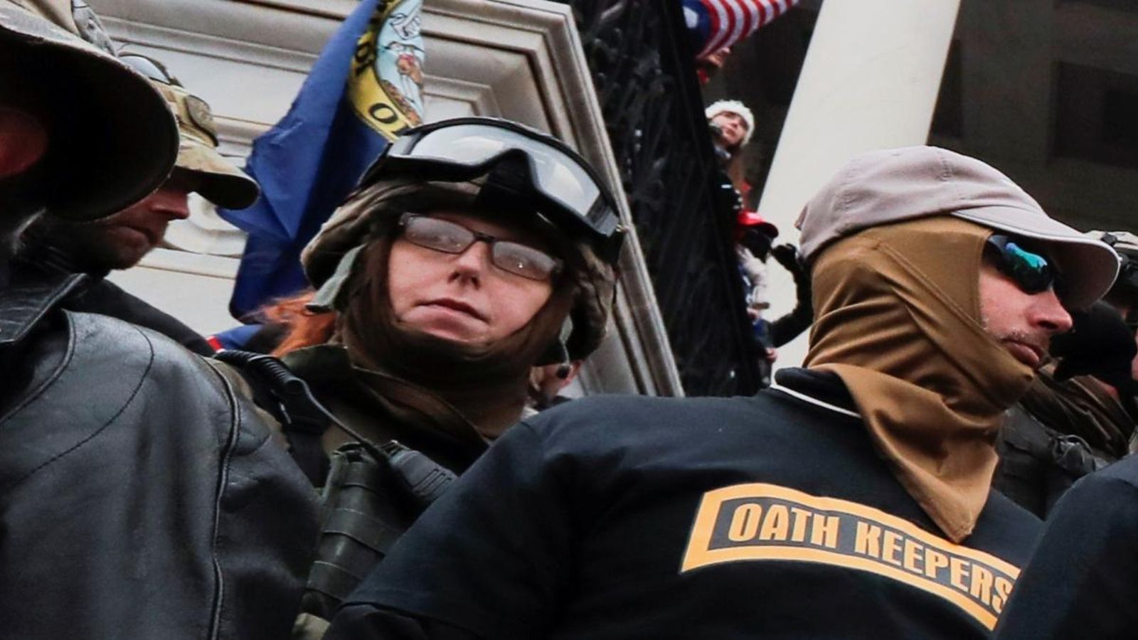 La líder del grup paramilitar Oath Keepers, Jessica Watkins (esquerra), en l'exterior del Capitoli el passat 6 de gener