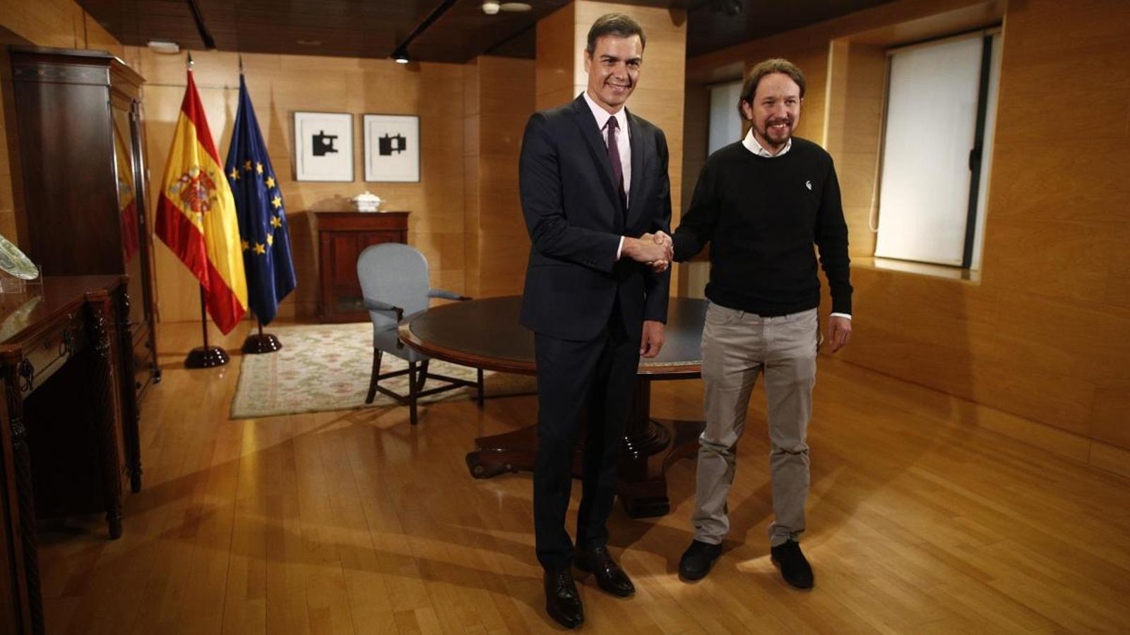 Pedro Sánchez i Pablo Iglesias se saluden a l’inici de la seua reunió en el Congrés, en una imatge d’arxiu