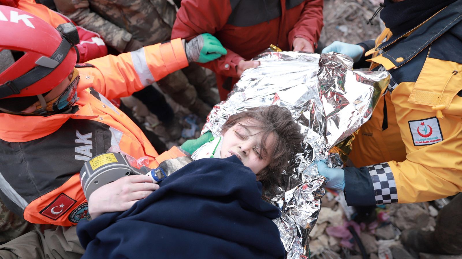 En imatge, la menor de set anys rescatada a la ciutat turca de Kahramanmaras