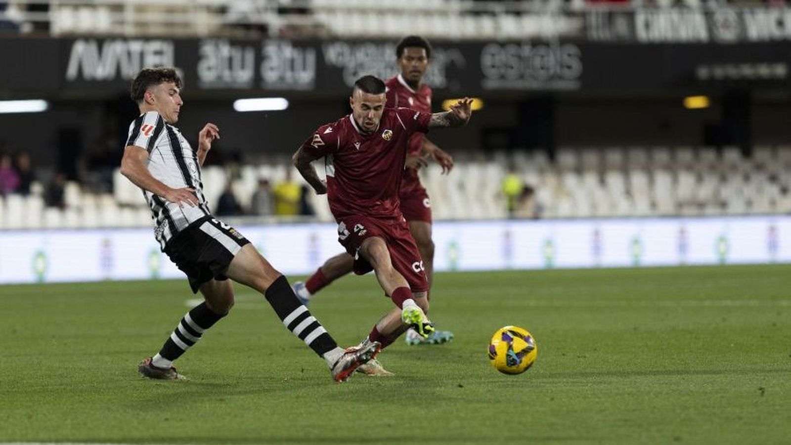 Isra Suero, en una acció del duel