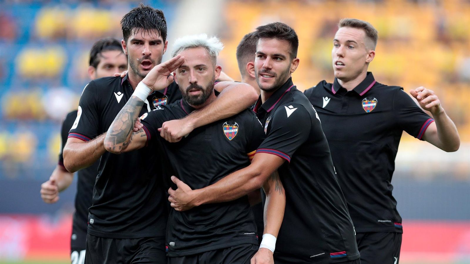 Morales celebra el gol amb els companys