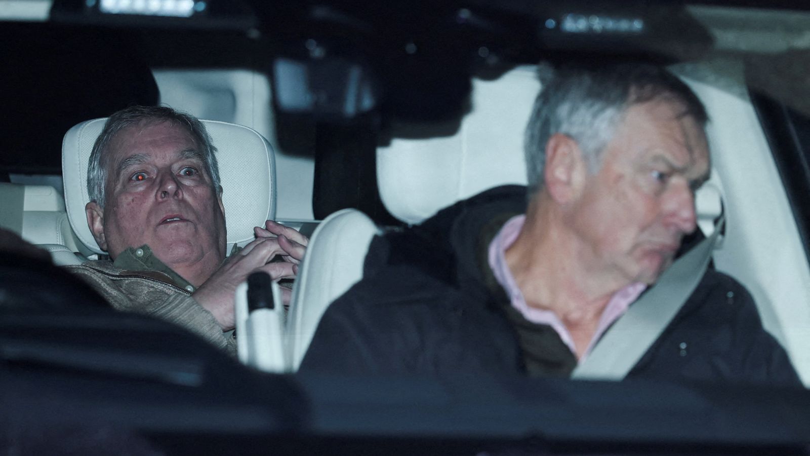 En imatge, l'exprincep Andreu (esquerra) a l'eixida de les dependències policials d'Aylsham, deprés de prestar declaració