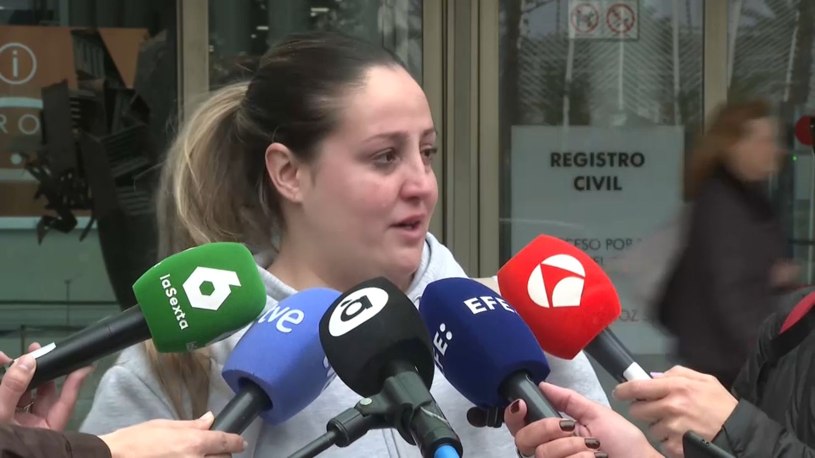 Declaració de dos supervivents de la dana davant les portes de la Ciutat de la Justícia de València